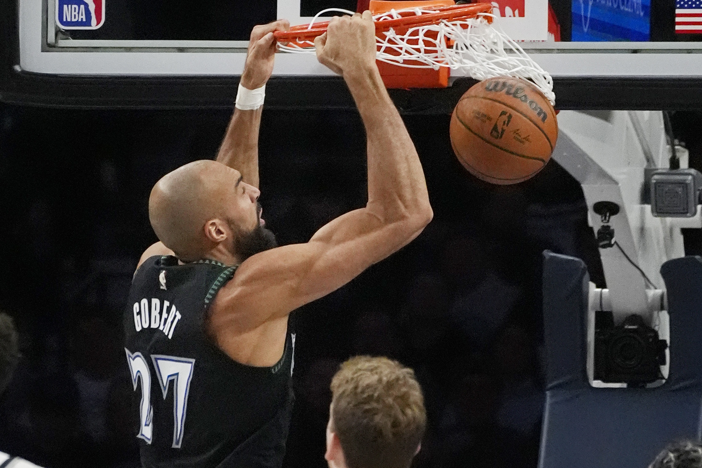 APP下载-多扣几次就成奥尼尔了！戈贝尔8中5得15分2助1断2帽 爆抢17板